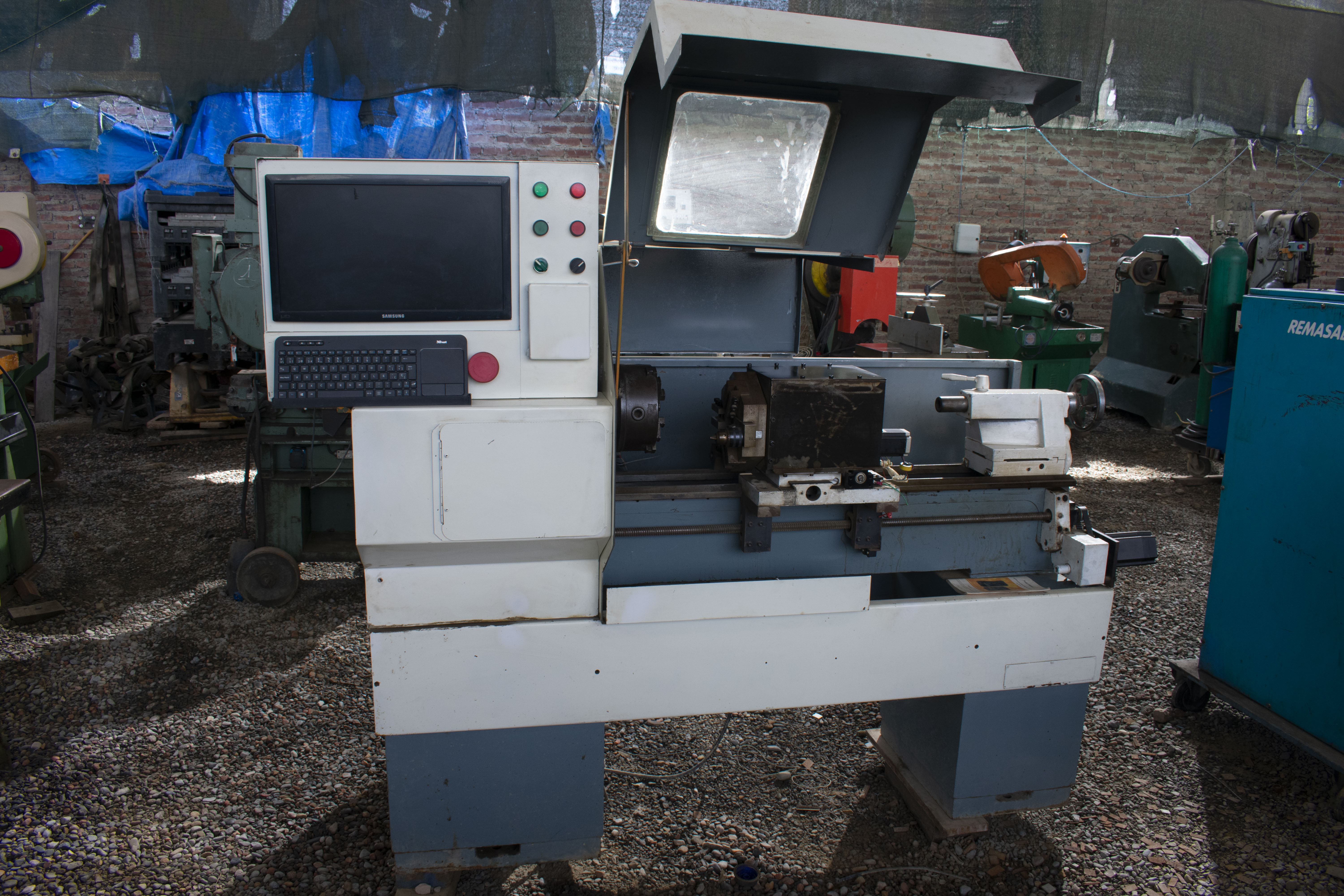 Torno CNC de Bancada Plana para Mecanizado de Precisión
